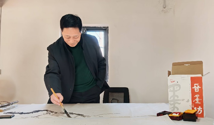 郯城籍书画名家梁庸、张健联袂创作 绘就家乡美丽画卷